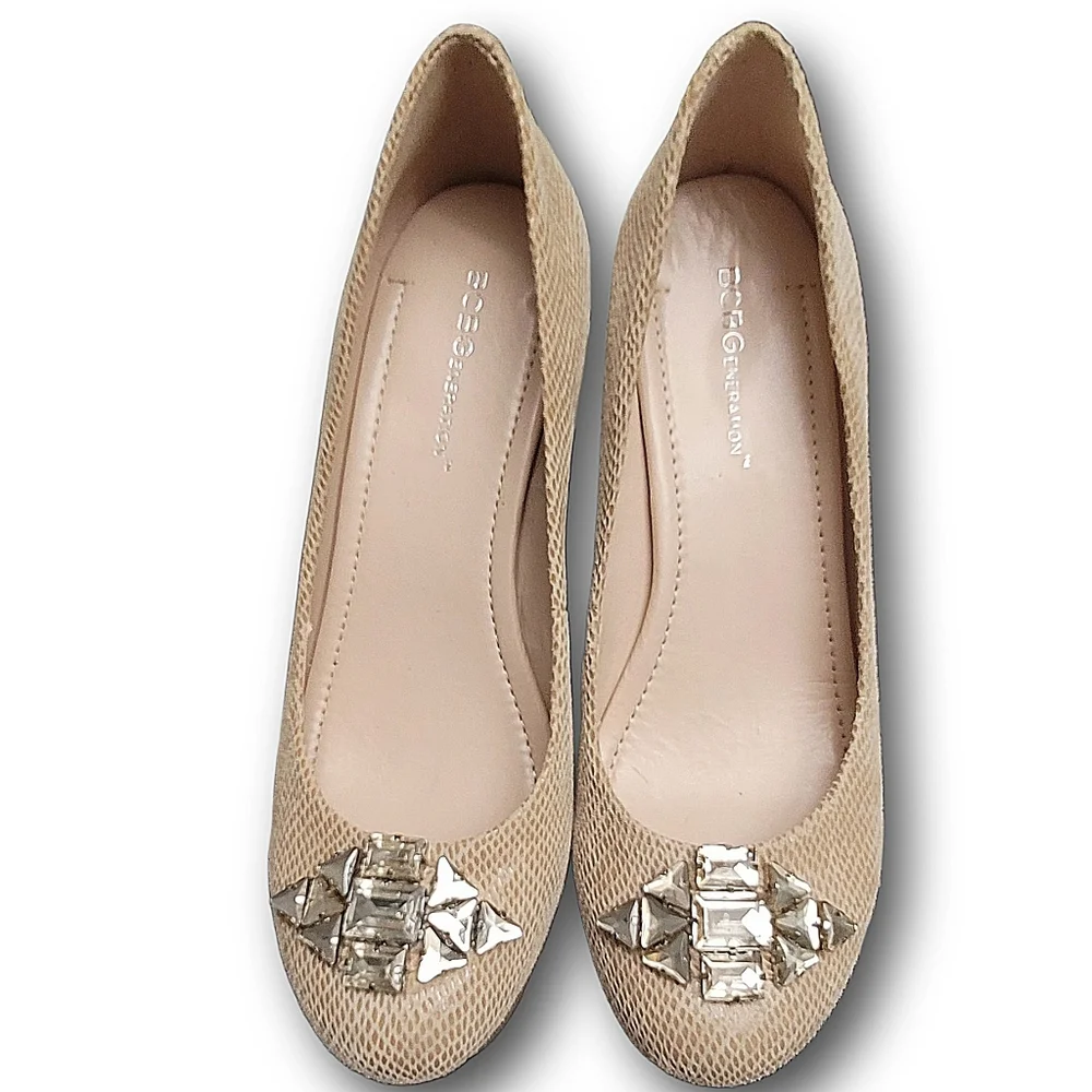 BCBGeneration Tan Beige Snake Embossed Leather Wedge Heel Shoes SZ 7 Round Toe - Picture 2 of 14